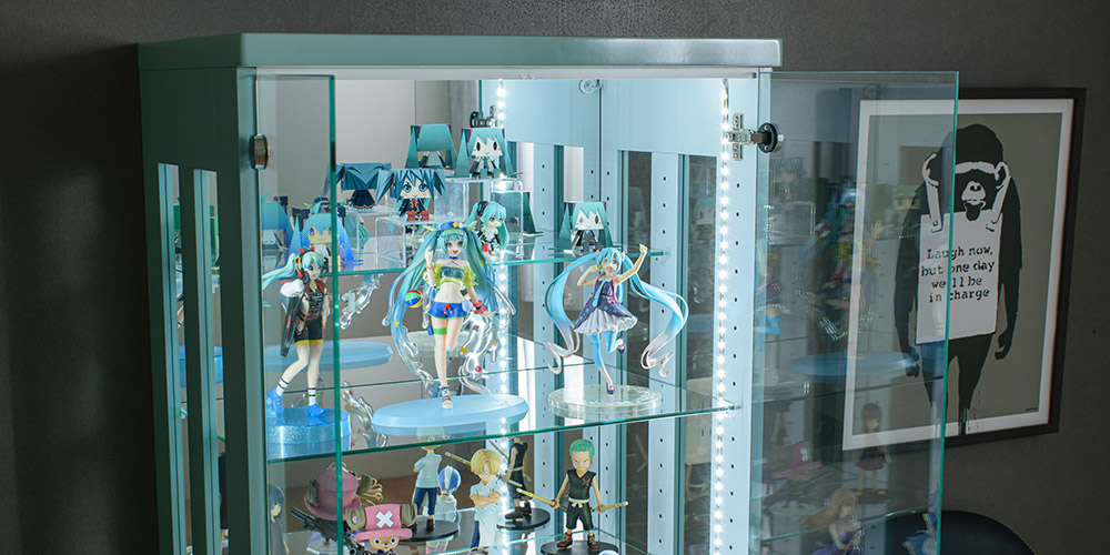 フィギュアを飾ってledライトを点灯したコレクションケースのイメージ