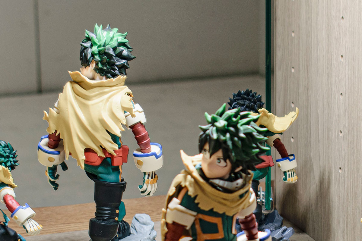 背面ミラー付きコレクションケースで奥行きのある展示