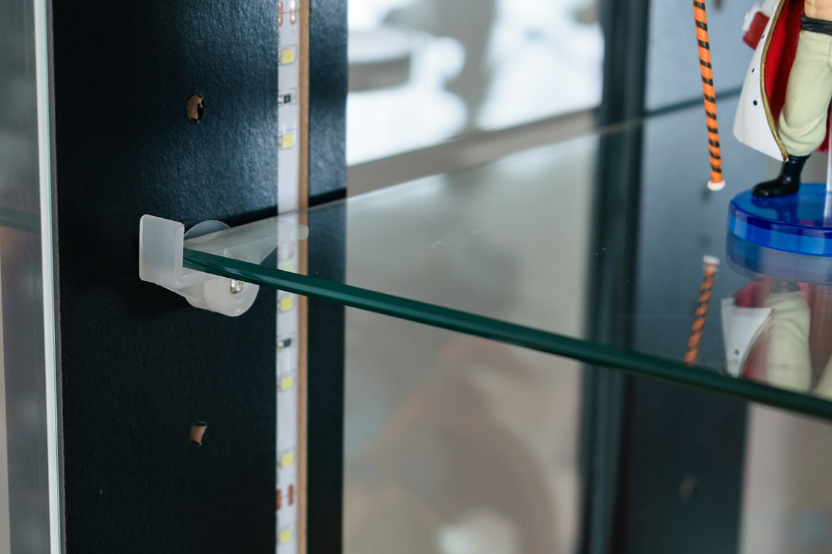 強化ガラス棚とL型ダボで安定感のあるフィギュアケース